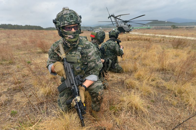 대한민국 해병대 특수수색대원들이 22일 경북 포항시 북구 송라면 조사리 해안에서 실시된 한·미·영 해병대 수색대 해상 및 공중 침투훈련에서 작전 지역에 착륙한 미 해병대 CH-53E헬기를 엄호하고 있다. 2023.3.23/뉴스1 ⓒ News1 최창호 기자
