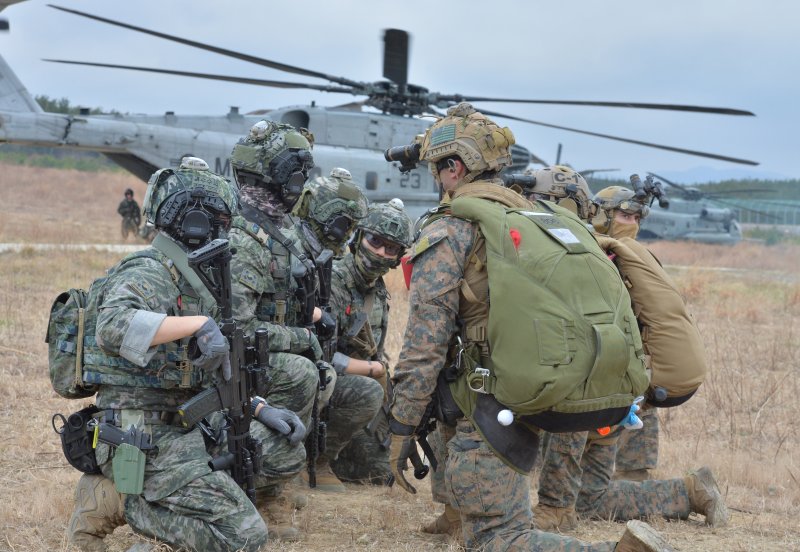 대한민국 해병대 특수수색대원과 미해병대 수색부대원들이 22일 경북 포항시 북구 송라면 조사리 해안에서 실시된 한·미·영 해병대 수색대 해상 및 공중 침투훈련에서 작전 토의를 하고 있다. 2023.3.23/뉴스1 ⓒ News1 최창호 기자