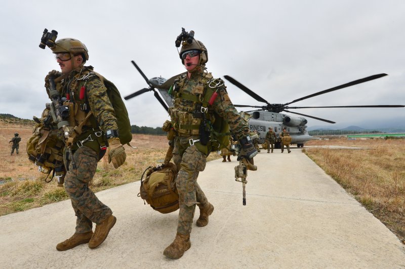 미해병대 수색부대원들이 22일 경북 포항시 북구 송라면 조사리 해안에서 실시된 한·미·영 해병대 수색대 해상 및 공중 침투훈련에서 CH-53E헬기에서 내려 작전 지역으로 이동하고 있다. 2023.3.23/뉴스1 ⓒ News1 최창호 기자