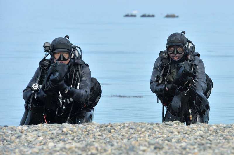 대한민국 해병대 특수수색대원이 22일 경북 포항시 북구 송라면 조사리 해안에서 실시된 한·미·영 해병대 수색대 해상 및 공중 침투훈련에서 수중 침투 장비를 이용해 가상의 적 해안으로 침투하고 있다. 2023.3.23/뉴스1 ⓒ News1 최창호 기자
