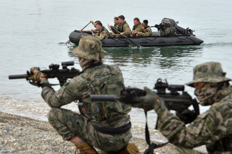영국 해병대 코만도 대원들이 22일 경북 포항시 북구 송라면 조사리 해안에서 실시된 한·미·영 해병대 수색대 해상 및 공중 침투훈련에서 IBS보트로 가상의 적이 있는 해안으로 은밀하게 침투하고 있다. 2023.3.23/뉴스1 ⓒ News1 최창호 기자
