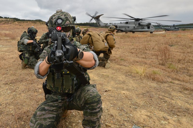 대한민국 해병대 특수수색대와 미 해병대 수색부대가 22일 경북 포항시 북구 송라면 조사리 해안에서 실시된 한·미·영 해병대 수색대 해상 및 공중 침투훈련에서 작전 토의를 하고 있다. 2023.3.23/뉴스1 ⓒ News1 최창호 기자
