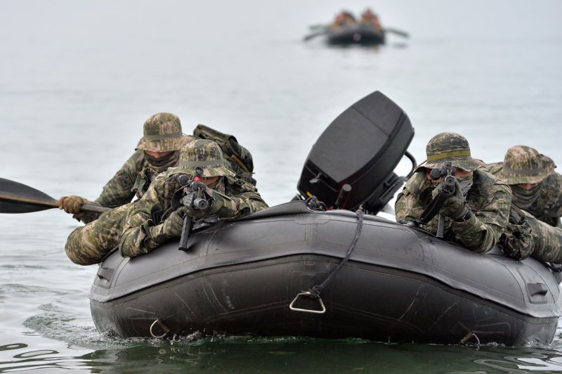 대한민국 해병대 특수수색대원들이 22일 경북 포항시 북구 송라면 조사리 해안에서 실시된 한·미·영 해병대 수색대 해상 및 공중 침투훈련에서 IBS보트로 가상의 적이 있는 해안에 은밀하게 침투하고 있다. .2023.3.23/뉴스1 ⓒ News1 최창호 기자