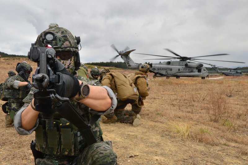 대한민국 해병대 특수수색대와 미 해병대 수색부대가 22일 경북 포항시 북구 송라면 조사리 해안에서 실시된 한·미·영 해병대 수색대 해상 및 공중 침투훈련에서 작전 토의를 하고 있다. 2023.3.23/뉴스1 ⓒ News1 최창호 기자