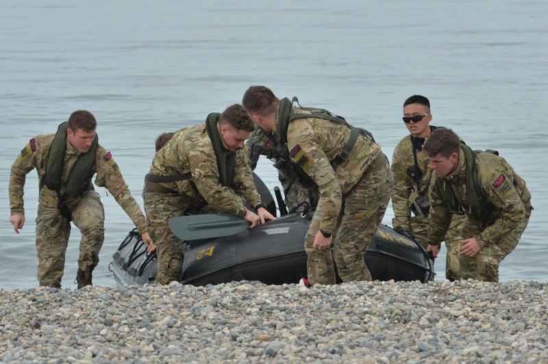 영국 해병대 코만도 대원들이 22일 경북 포항시 북구 송라면 조사리 해안에서 실시된 한·미·영 해병대 수색대 해상 및 공중 침투훈련에서 IBS보트로 가상의 적이 있는 해안으로 은밀하게 침투하고 있다. 2023.3.23/뉴스1 ⓒ News1 최창호 기자