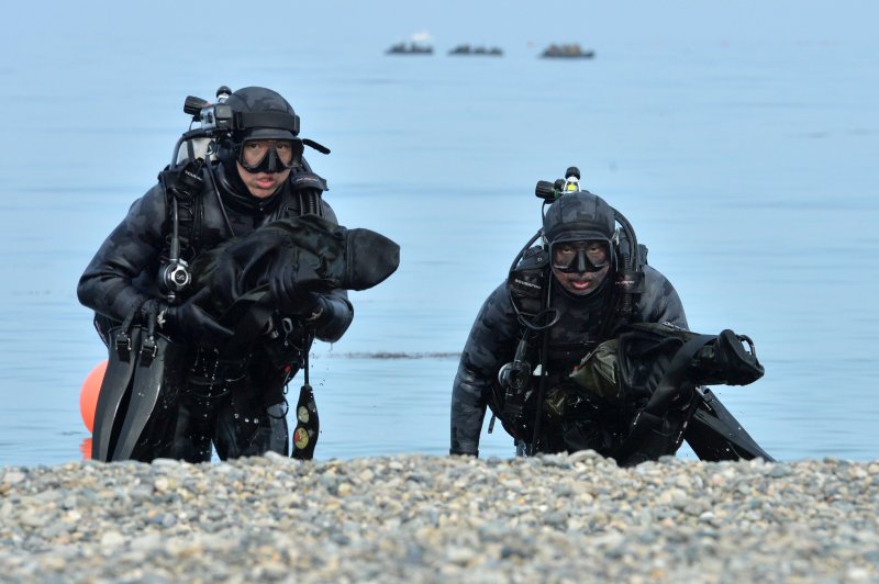 대한민국 해병대 특수수색대원이 22일 경북 포항시 북구 송라면 조사리 해안에서 실시된 한·미·영 해병대 수색대 해상 및 공중 침투훈련에서 수중 침투 장비를 이용해 가상의 적 해안으로 침투하고 있다. 2023.3.23/뉴스1 ⓒ News1 최창호 기자