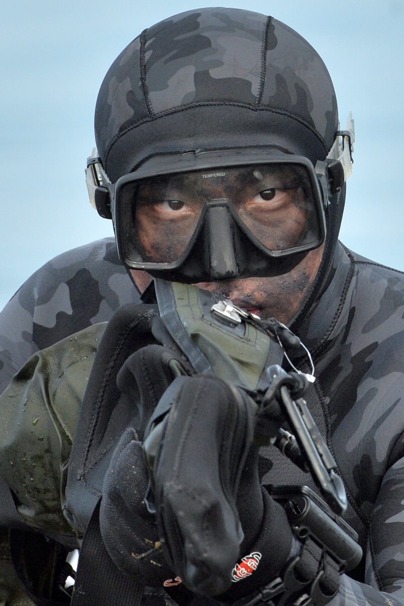 대한민국 해병대 특수수색대원이 22일 경북 포항시 북구 송라면 조사리 해안에서 실시된 한·미·영 해병대 수색대 해상 및 공중 침투훈련에서 수중 침투 장비를 이용해 가상의 적 해안으로 침투하고 있다. 2023.3.23/뉴스1 ⓒ News1 최창호 기자