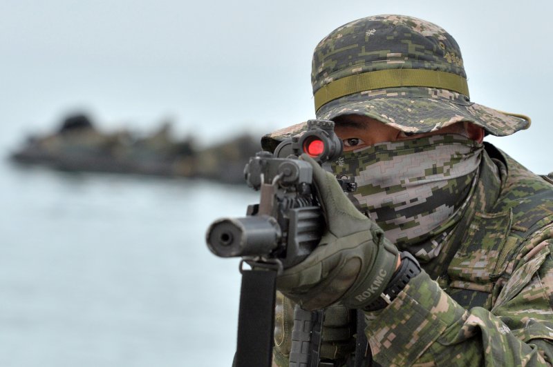 대한민국 해병대 특수수색대원이 22일 경북 포항시 북구 송라면 조사리 해안에서 실시된 한·미·영 해병대 수색대 해상 및 공중 침투훈련에서 IBS보트로 가상의 적이 있는 해안에 은밀하게 침투해 주위를 경계하고 있다. 2023.3.23/뉴스1 ⓒ News1 최창호 기자