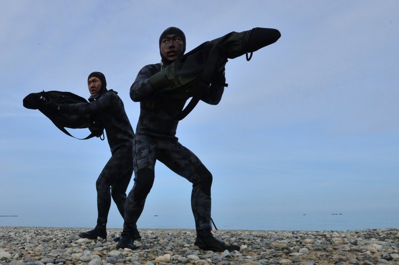 대한민국 해병대 특수수색대원이 22일 경북 포항시 북구 송라면 조사리 해안에서 실시된 한·미·영 해병대 수색대 해상 및 공중 침투훈련에서 수중 침투 장비로 은밀하게 침투하고 있다. 2023.3.23/뉴스1 ⓒ News1 최창호 기자