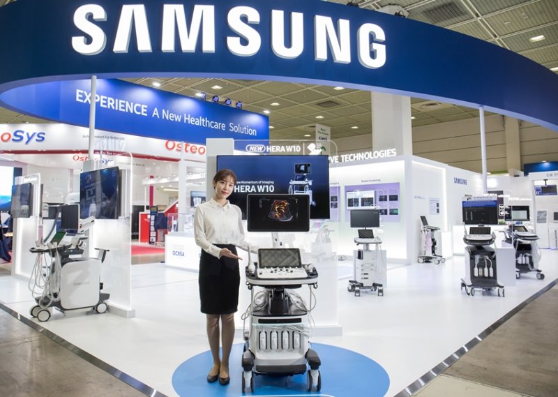 삼성전자 모델이 'KIMES 2019'에서 프리미엄 초음파 진단기기 플랫폼 신제품 'HERA W10'을 선보이고 있다 /사진=뉴시스
