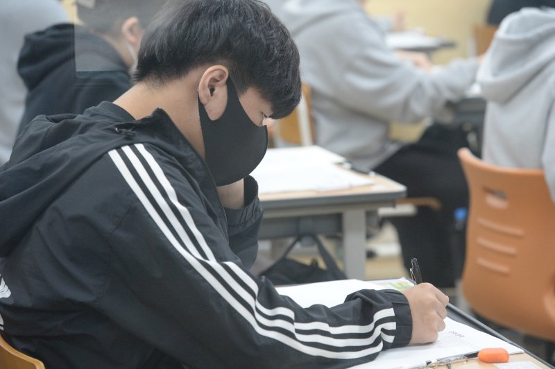 2023학년도 첫 전국연합학력평가가 실시된 23일 오전 울산 남구 강남고등학교에서 고3 학생들이 시험을 보고 있다. /사진=뉴시스