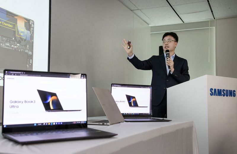 삼성전자 MX사업부 뉴컴퓨팅 하드웨어 개발2그룹장 심황윤 상무가 23일 서울 중구 삼성전자 기자실에서 갤럭시 북3 울트라 미디어 브리핑을 열고 있다. 삼성전자 제공