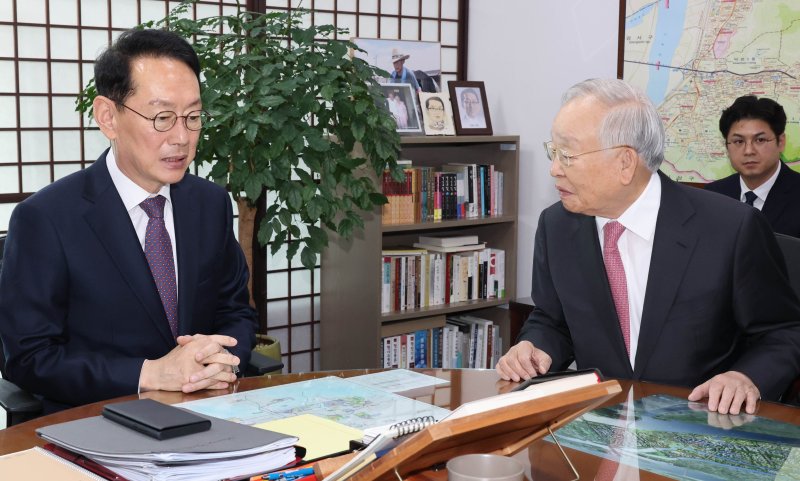 손경식 한국경영자총협회 회장(오른쪽)이 23일 김도읍 국회 법사위원장(왼쪽)의 국회의원회관 사무실을 찾아 '노란봉투법'으로 불리는 노동조합법 2·3조 개정안의 법사위 통과 저지를 요청하고 있다. 연합뉴스