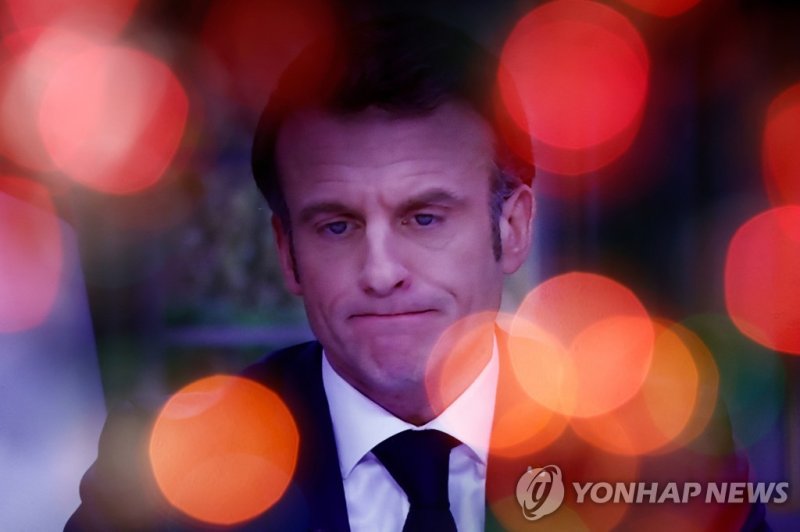 인터뷰하는 에마뉘엘 마크롱 프랑스 대통령 French President Emmanuel Macron is seen on a screen as he speaks during an interview on national television to outline plans after the pension reform was adopted as the French Parliament rejected two motions of no-confidence against the government, in Paris, France, March 22,