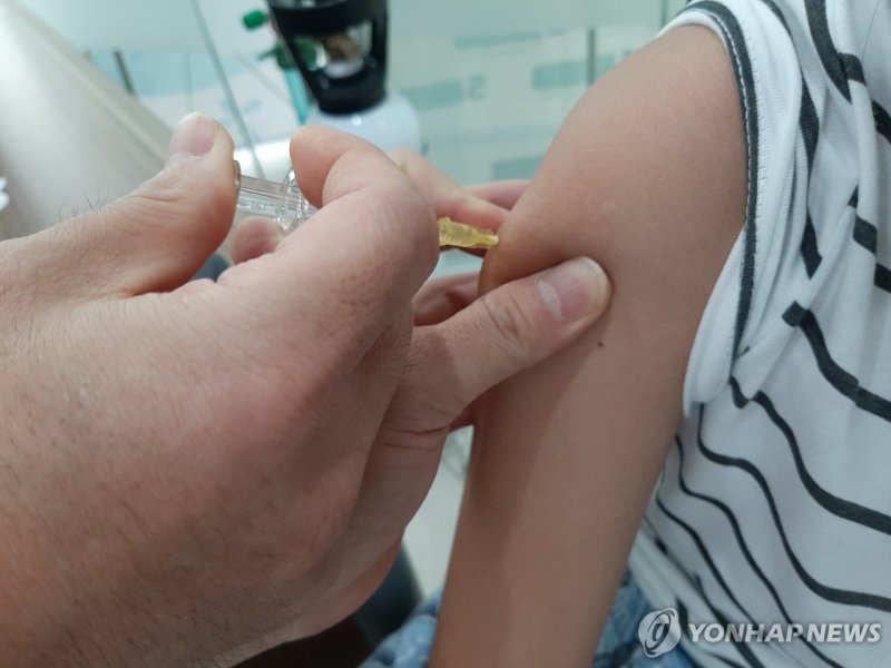어린이가 인플루엔자 예방 백신을 의료진으로부터 접종 받고 있다. 연합뉴스 제공.