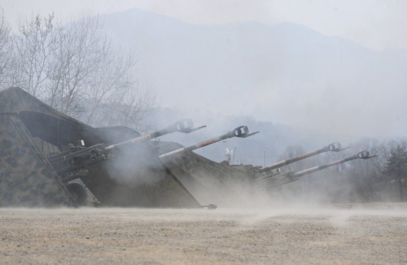 지난 22일 경기 포천시 로드리게스 훈련장에서 열린 '한미 연합 제병합동사격 훈련'에서 미국 측 M777 견인포가 사격을 하고 있다. 사진=공동취재단