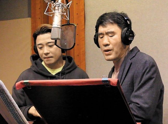 '속사포 래퍼' 아웃사이더(왼쪽)와 '노래하는 교장' 방승호씨(오른쪽)가 '콜드 블루, 둘레길'을 녹음하고 있는 모습/사진 제공=푸른나무재단