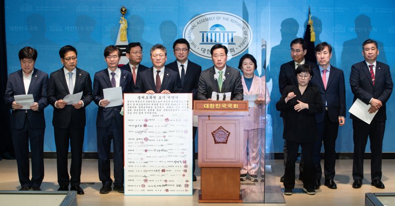 이태규 국민의힘 의원을 비롯한 의원들이 23일 서울 여의도 국회 소통관에서 불체포특권 포기 서약서 대국민 기자회견을 열고 불체포특권 포기를 밝히고 있다. 2023.3.23/뉴스1 ⓒ News1 유승관 기자