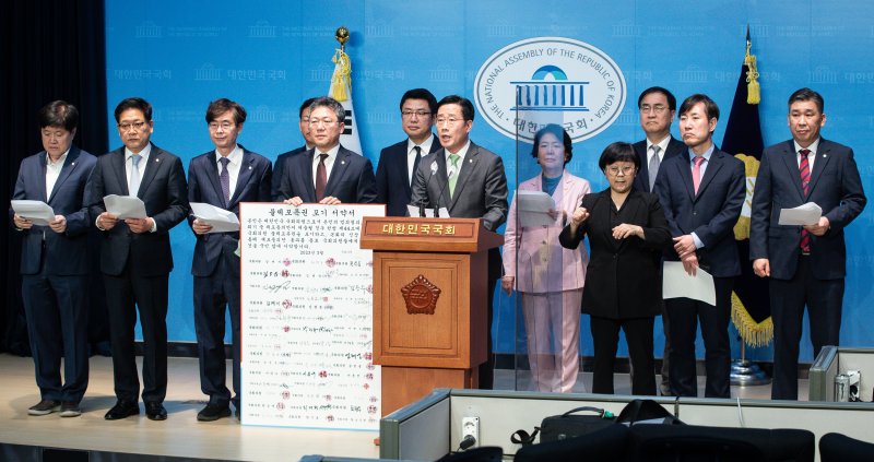 이태규 국민의힘 의원을 비롯한 의원들이 23일 서울 여의도 국회 소통관에서 불체포특권 포기 서약서 대국민 기자회견을 열고 불체포특권 포기를 밝히고 있다. 2023.3.23/뉴스1 ⓒ News1 유승관 기자