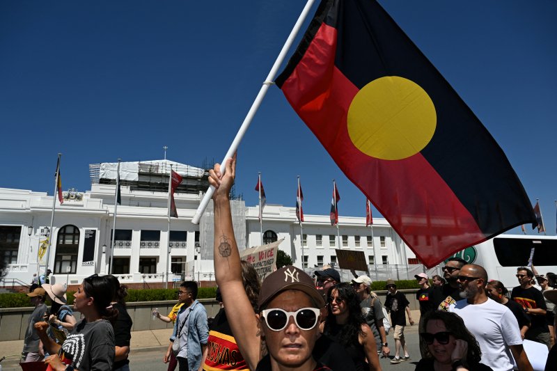 26일(현지시간) 호주 캔버라 구 국회의사당 건물 앞으로 원주민들과 일부 시민들이 '침략의 날' 집회 도중 행진하고 있다. 호주는 영국 함대가 상륙한 날을 '호주의 날'로 기념하지만 원주민들과 일부 시민들은 이날을 '침략의 날'로 규정해 비판하고 있다. ⓒ 로이터=뉴스1 ⓒ News1 박재하 기자