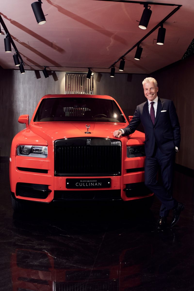 토스텐 뮐러 오트보쉬 롤스로이스모터카 CEO가 블랙 배지 컬리넌 루시드 나이트 에디션과 포즈를 취하고 있다. 롤스로이스 모터카 제공