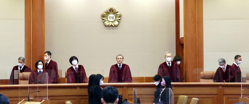 [서울=뉴시스] 최진석 기자 = 검찰 수사권 완전 박탈(검수완박) 법안에 대한 헌법재판소의 권한쟁의심판 선고일인 23일 서울 종로구 헌법재판소에서 유남석 헌법재판소장이 헌법재판관들과 함께 법정으로 입장하고 있다. (공동취재사진) 2023.03.23. photo@newsis.com