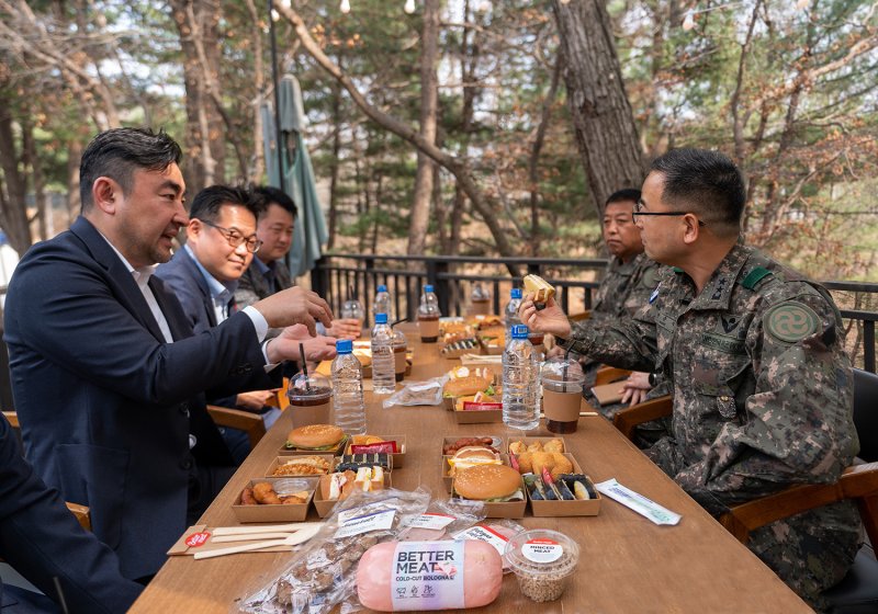 신세계푸드 송현석 대표(왼쪽)가 육군 28보병사단 박춘식 사단장에게 '베러미트'로 만든 메뉴를 소개하고 있다. 신세계푸드 제공