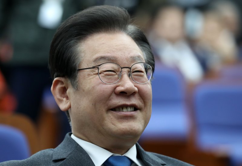 이재명 더불어민주당 대표가 지난 23일 오후 서울 여의도 국회에서 열린 의원총회에 참석해 미소 짓고 있다. /사진=뉴시스