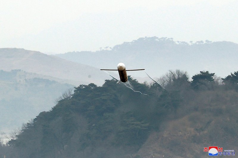 김정은, 水中에 공중폭발시험까지 갈수록 고도화되는 북핵 위협