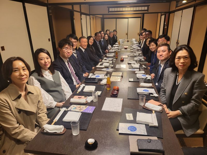 권영세 통일부 장관(왼쪽부터 일곱번째)이 23일 일본 도쿄에서 '통일부 동포대상 정책설명회'을 열고 기념촬영을 하고 있다. 사진=백수정 기자