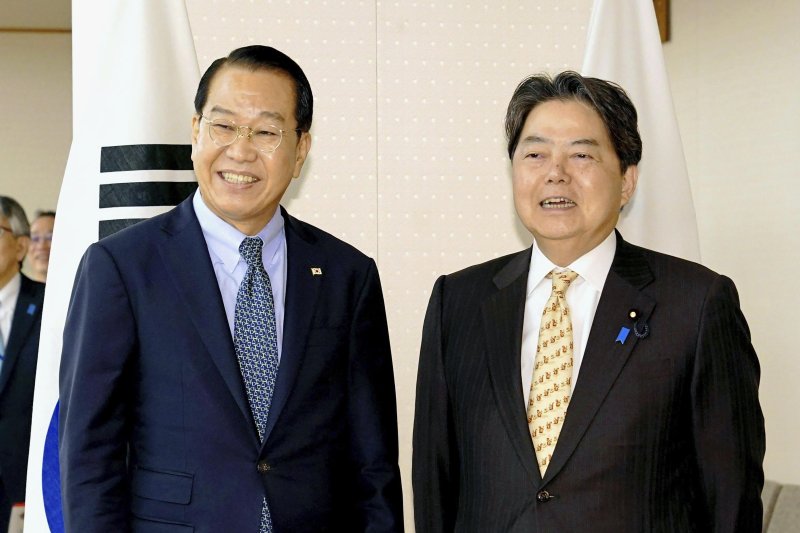 [도쿄=AP/뉴시스] 권영세 통일부 장관이 23일 일본 도쿄 외무성에서 하야시 요시마사 외무상과 기념 촬영을 하고 있다. 사진=뉴시스