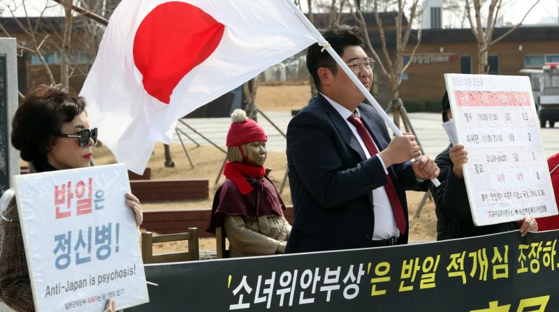 7일 오후 세종시 어진동 세종호수공원 소녀상 앞에서 열린 위안부법폐지국민행동의 소녀상 철거요구 집회에 지난 3.1절 세종시 자신의 아파트에 일장기를 게양한 일명 '세종 일장기 남(男)'인 A(오른쪽)씨가 참석하여 일장기를 흔들고 있다. ⓒ News1 김기남 기자 /사진=뉴스1