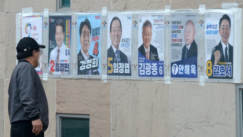 전북 전주 을 국회의원 재선거를 앞두고 시민이 선거 벽보를 보는 모습. /사진=뉴시스