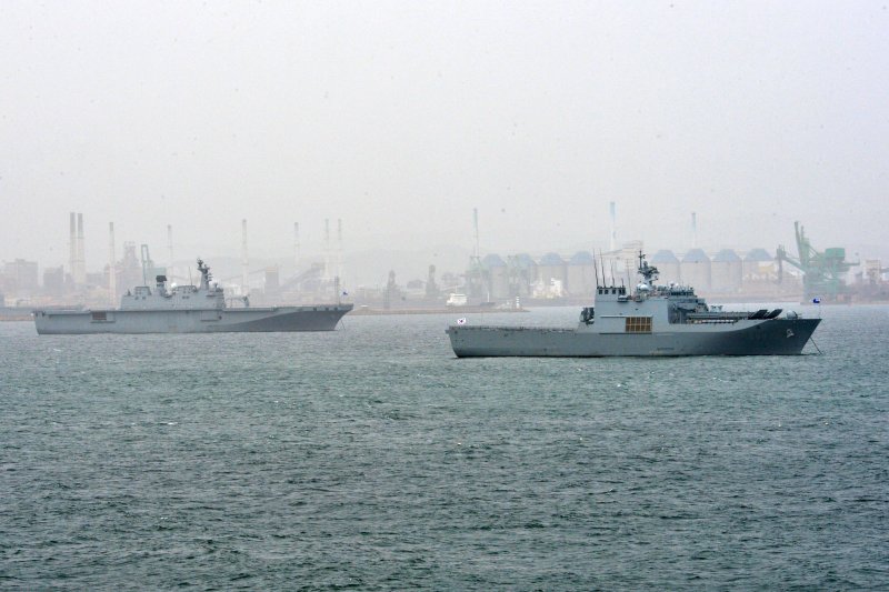 지난 3월 24일 경북 포항시 남구 해안에 대한민국 해군의 독도함(LPH)과 노적봉함(LST)이 쌍룡훈련에 참가하기 위해 정박 중이다. 사진=뉴스1