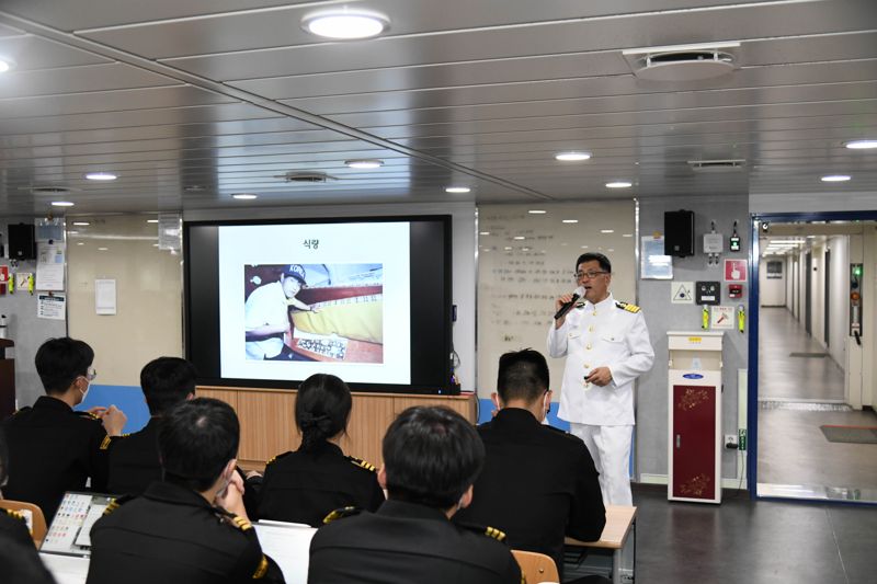 한국해양대가 제3호 명예선장으로 임명한 강동석 탐험가가 학생들을 상대로 특강을 하고 있다. 사진=한국해양대학교 제공