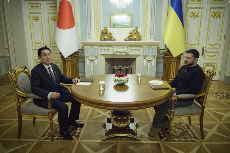 [키이우=AP/뉴시스] 우크라이나를 방문한 기시다 후미오(왼쪽) 일본 총리가 지난 21일(현지시간) 키이우에서 볼로디미르 젤렌스키 우크라이나 대통령을 만나고 있다. 2023.03.24. /사진=뉴시스