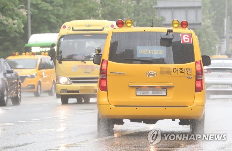 송파구 학원 밀집지역에 영어유치원과 학원 버스들이 분주하게 움직이고 있다. 기사 내용과 연관 없음. 연합뉴스