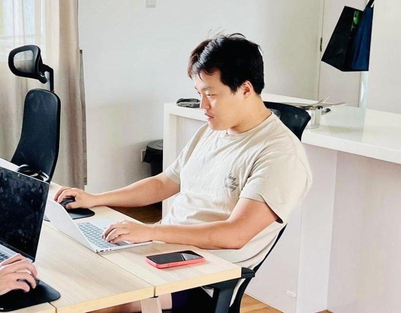 테라·루나 폭락 직전인 작년 5월 초 권도형 테라폼랩스 대표가 PC로 게임하는 모습 [권도형 트위터 캡처. 재판매 및 DB 금지]