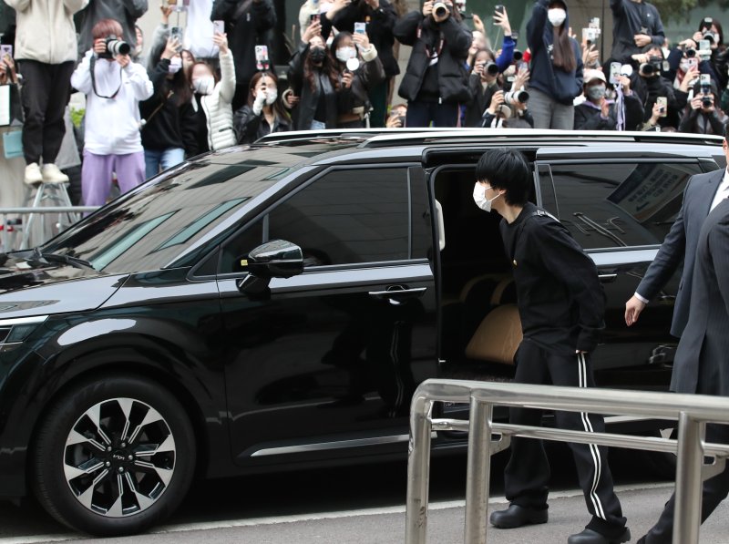 방탄소년단 지민이 24일 서울 영등포구 KBS에서 열린 ‘뮤직뱅크’ 녹화를 위해 방송국에 도착해 차에서 내리고 있다. ⓒ News1 권현진 기자