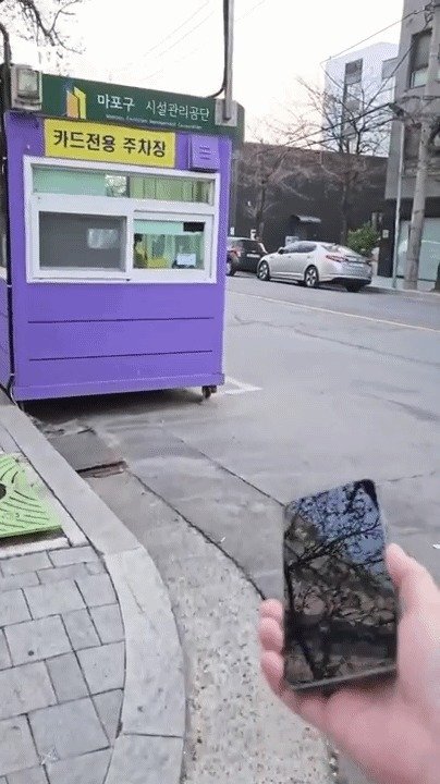 네이버페이를 통해 '삼성페이'로 현장 결제하는 모습 (네이버페이 유튜브 갈무리)