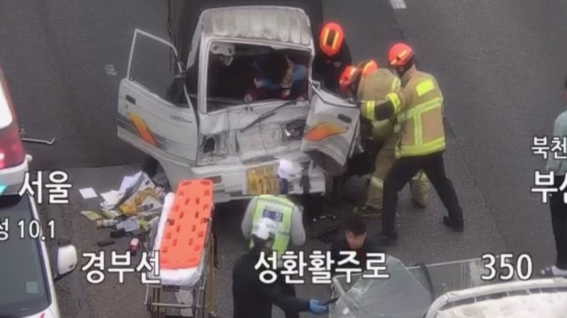 지난 3월24일 충남 천안시 경부고속도로 서울 방향 북천안 IC에서 화물차 3대가 추돌하는 사고가 발생했다. /사진=천안서북소방서 제공,뉴시스