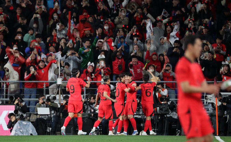 손흥민이 24일 오후 울산 문수축구경기장에서 열린 축구 국가대표 평가전 대한민국과 콜롬비아의 경기 전반전에서 선제골을 넣은 뒤 동료들과 기쁨을 나누고 있다. 2023.3.24/뉴스1 ⓒ News1 이동해 기자 /사진=뉴스1