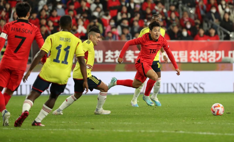 이강인이 24일 오후 울산 문수축구경기장에서 열린 축구 국가대표 평가전 대한민국과 콜롬비아의 경기 후반전, 드리블 돌파를 시도하고 있다. 2023.3.24/뉴스1 ⓒ News1 이동해 기자
