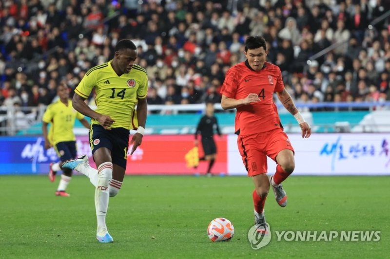 김민재 철벽 수비 김민재 철벽 수비 (울산=연합뉴스) 김도훈 기자 = 24일 오후 울산 문수축구경기장에서 열린 대한민국 대 콜롬비아 축구 대표팀의 평가전에서 김민재가 혼 하데르 두란의 공격을 막아내고 있다. 2023.3.24 superdoo82@yna.co.kr (끝)