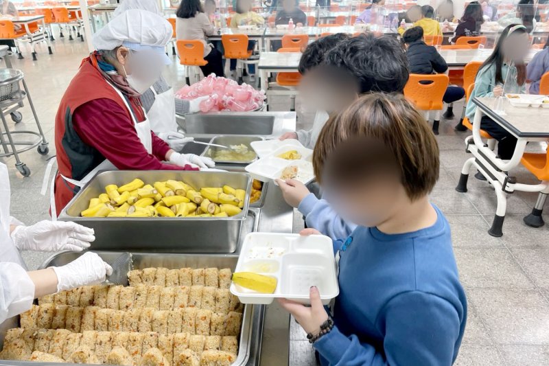 김포 향산초중학교 아이들이 주먹밥을 먹고 있다./ 뉴스1