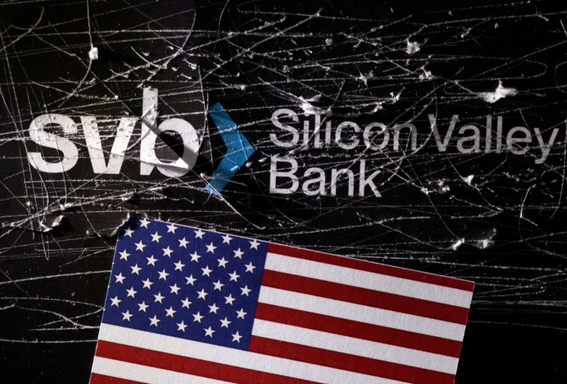 미국 실리콘밸리뱅크(SVB) 로고와 성조기.로이터연합뉴스