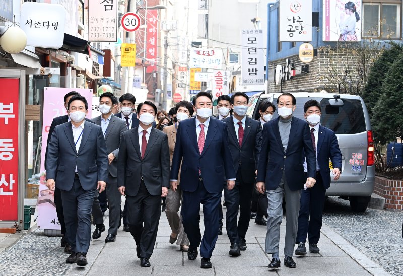 윤석열 대통령이 당선인 시절인 지난해 3월16일 오후 서울 종로구 통의동에서 점심식사를 마친 뒤 안철수 인수위원장, 권영세 부위원장, 원희룡 기획위원장 등과 함께 산책을 하고 있다. 2022.3.16/뉴스1 ⓒ News1 국회사진취재단