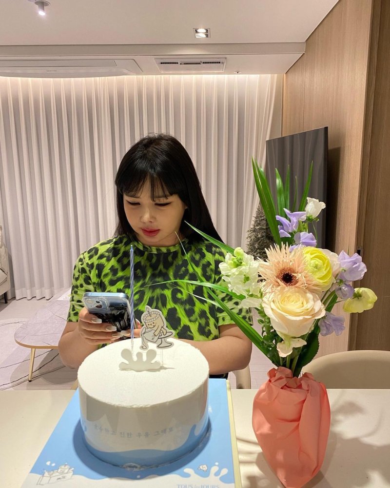 박봄, 달라진 근황 포착…생일 케이크 앞 시크 분위기 [N샷]