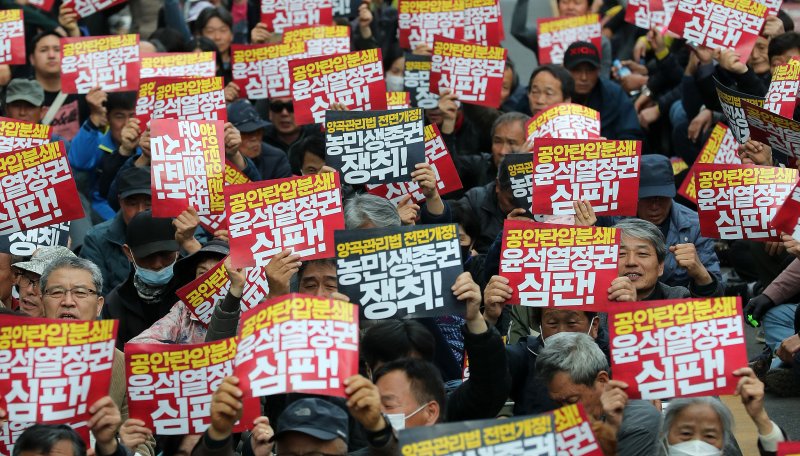 25일 오후 서울 중구 청계천에서 열린 공안탄압분쇄, 농민생존권 쟁취 전국농민대회에서 참가자들이 구호를 외치고 있다. 2023.3.25/뉴스1 ⓒ News1 김진환 기자