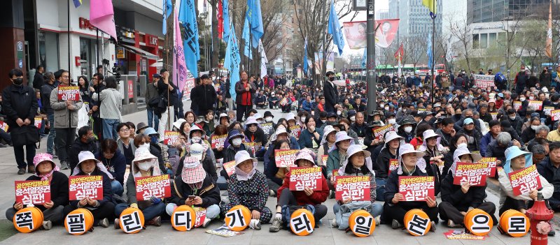 25일 오후 서울 중구 청계천에서 열린 공안탄압분쇄, 농민생존권 쟁취 전국농민대회에서 참가자들이 구호를 외치고 있다. 2023.3.25/뉴스1 ⓒ News1 김진환 기자